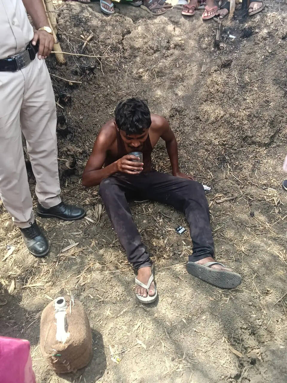 दो पत्नियों को साथ रखने की जिद पर हाईटेंशन टावर पर चढ़ा युवक, समझाने के बाद उतरा