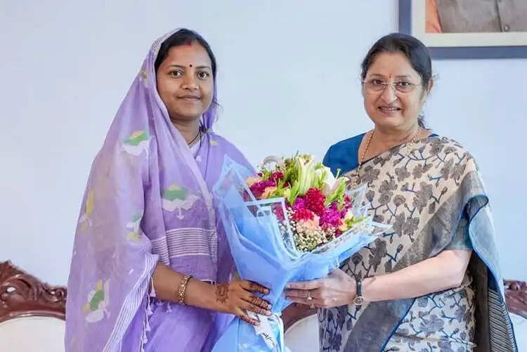 केंद्रीय महिला एवं बाल विकास मंत्री अन्नपूर्णा देवी से मंत्री लक्ष्मी राजवाड़े ने की सौजन्य भेंट