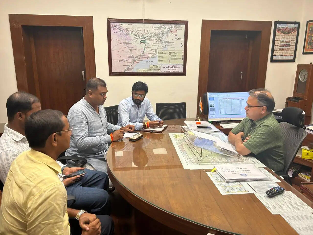 पांशकुड़ा के रेलवे विकास मुद्दों पर विधायक सिंटू सेनापति ने डीआरएम ललित मोहन पांडेय से की मुलाकात