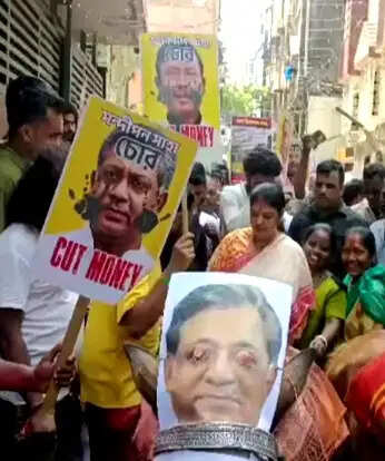 तृणमूल नेता संदीपन और स्वर्णकमल के खिलाफ स्थानीय लोगों का प्रदर्शन
