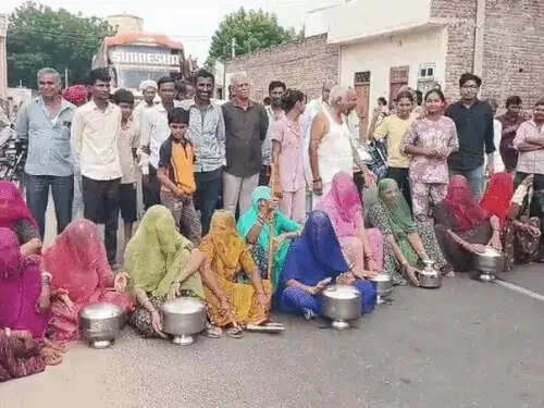 पन्द्रह दिन से पानी नहीं आया तो खाली मटके लेकर हाईवे पर बैठीं महिलाएं
