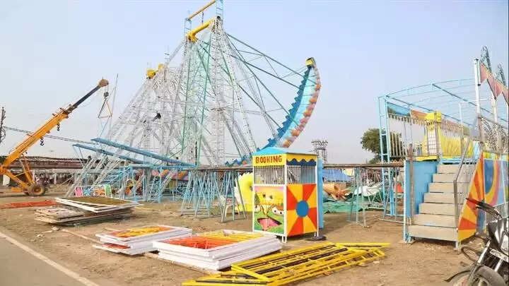 ग्वालियरः ऐतिहासिक व्यापार मेले की बेला नजदीक आई, दुकानें व शोरूम बनाने का काम शुरू