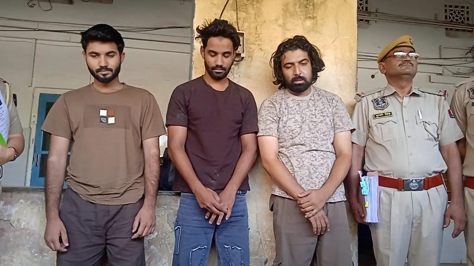नशेड़ियों से मोबाइल छिनवाकर मेवात के साइबर ठगों तक पहुंचाने वाले तीन बदमाश गिरफ्तार