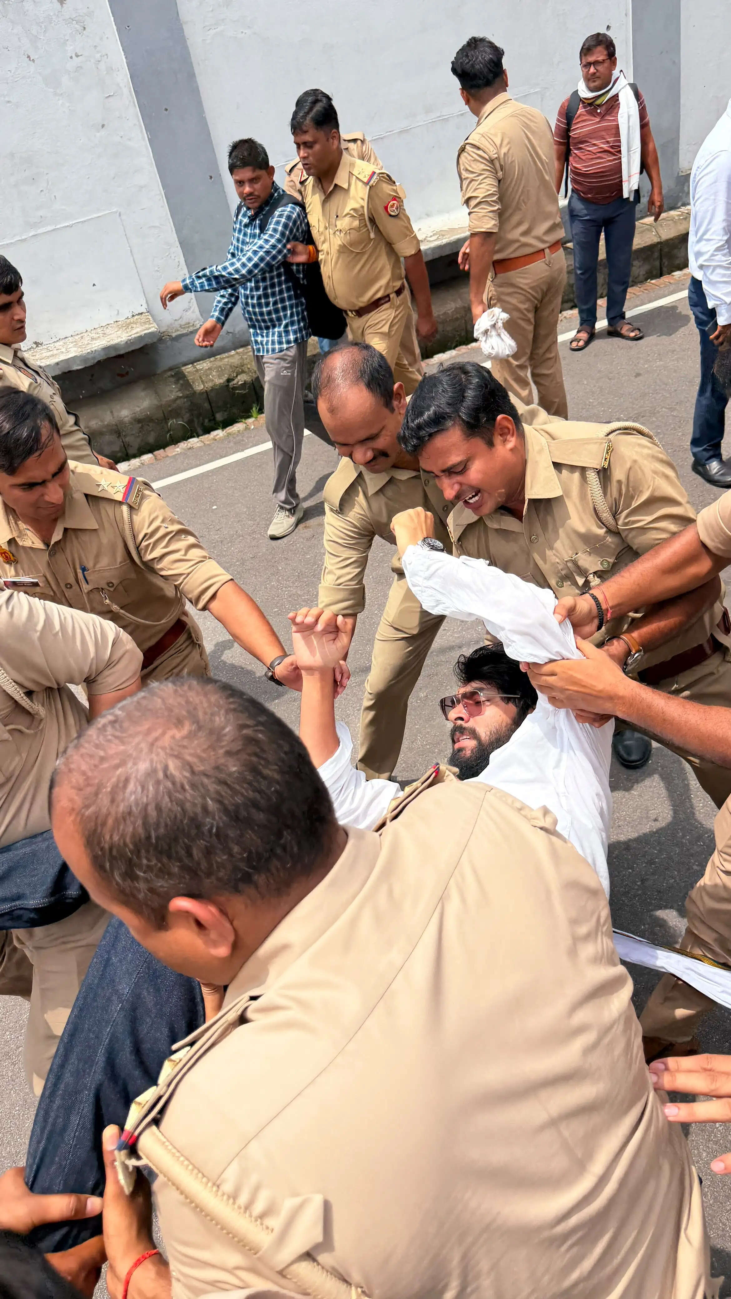 69 हजार&nbsp;शिक्षक भर्ती में आरक्षण घोटाले के खिलाफ शिक्षा मंत्री के आवास पर जोरदार प्रदर्शन