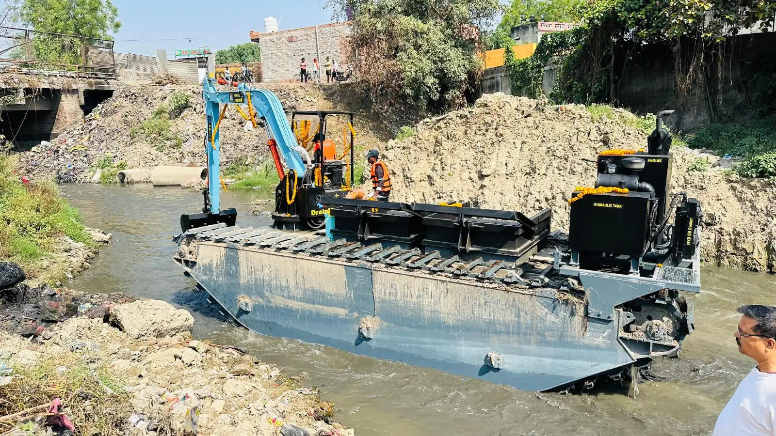 वाराणसी में 1.80 करोड़ की ड्रेन मास्टर मशीन से नालों की सफाई, महापौर ने किया लोकार्पण