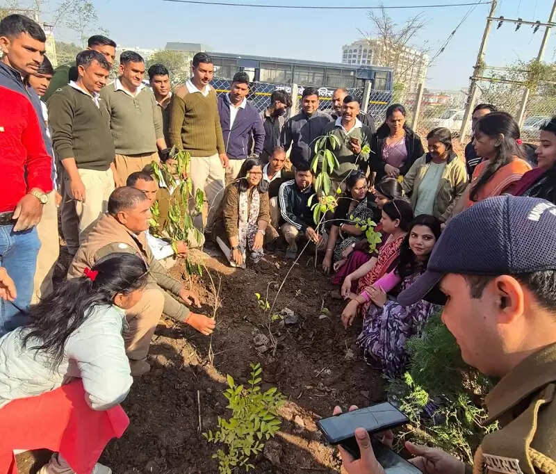 ग्वालियरः “हरि पर्वत” पर कलेक्टर की अगुआई में सामाजिक संस्थाओं ने रोपे पौधे