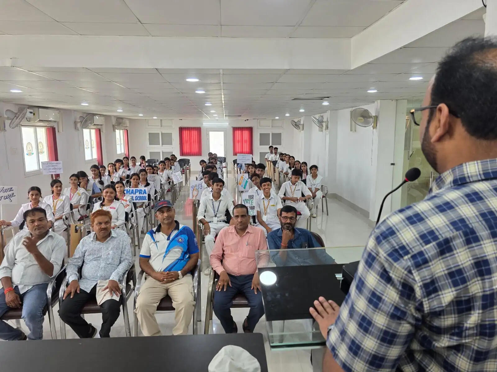 डिप्टी ईओ जावेद एकबाल ने छात्रों को लोकतंत्र और मतदान का पढ़ाया पाठ