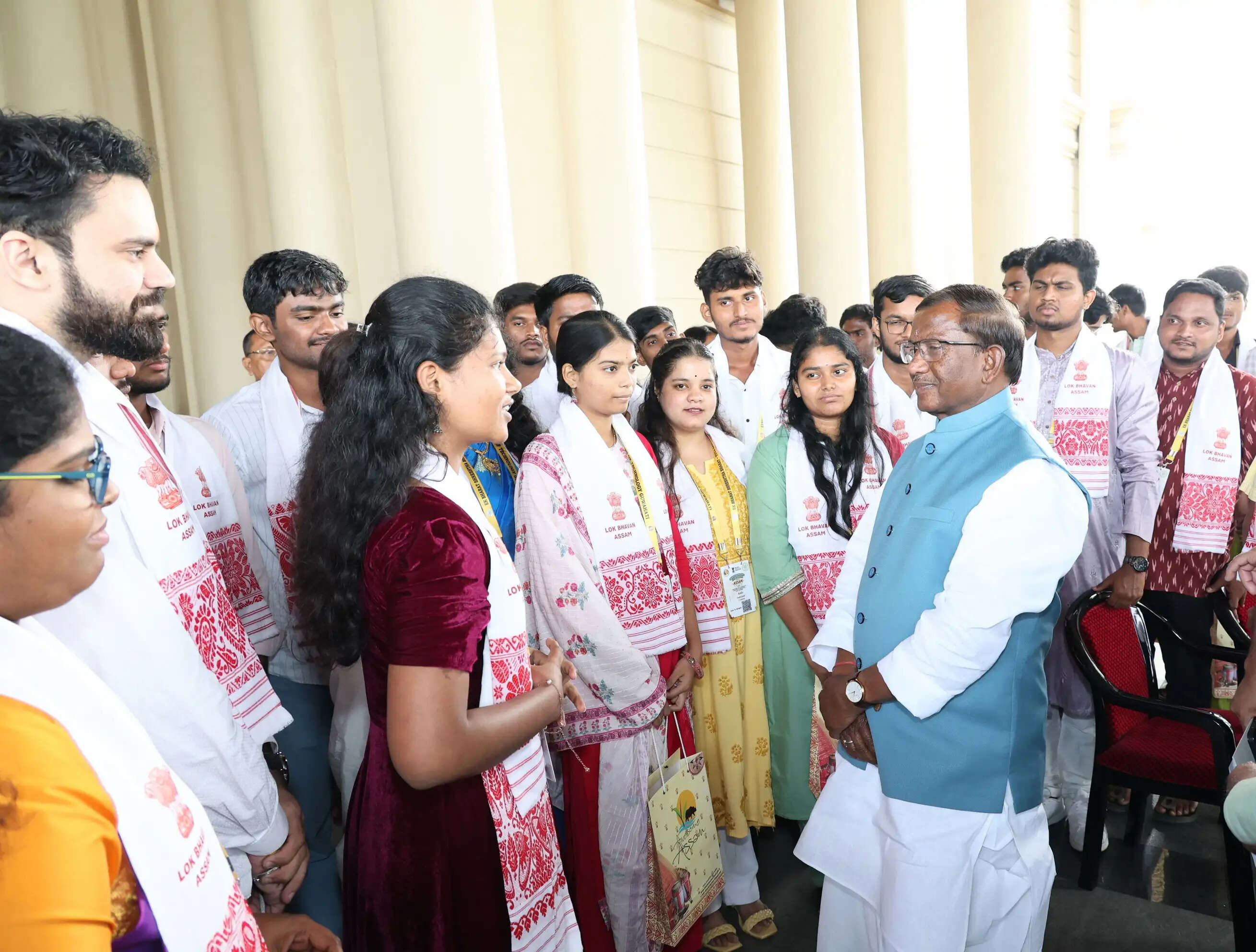 युवा संगम के छात्रों से राज्यपाल ने किया संवाद, राष्ट्र सेवा के लिए साहस और समर्पण का आह्वान