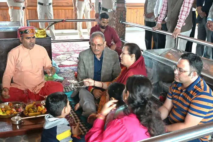 राज्यपाल ने माँ तारा देवी मंदिर में की पूजा-अर्चना