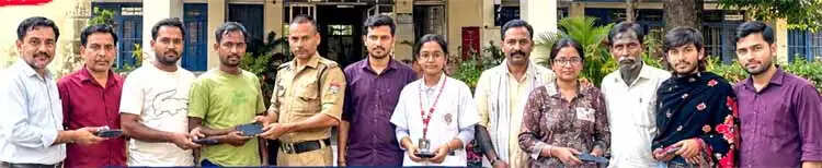 गुम मोबाइल पाकर खिले चेहरे, पुलिस ने लौटाई लोगों की मुस्कान