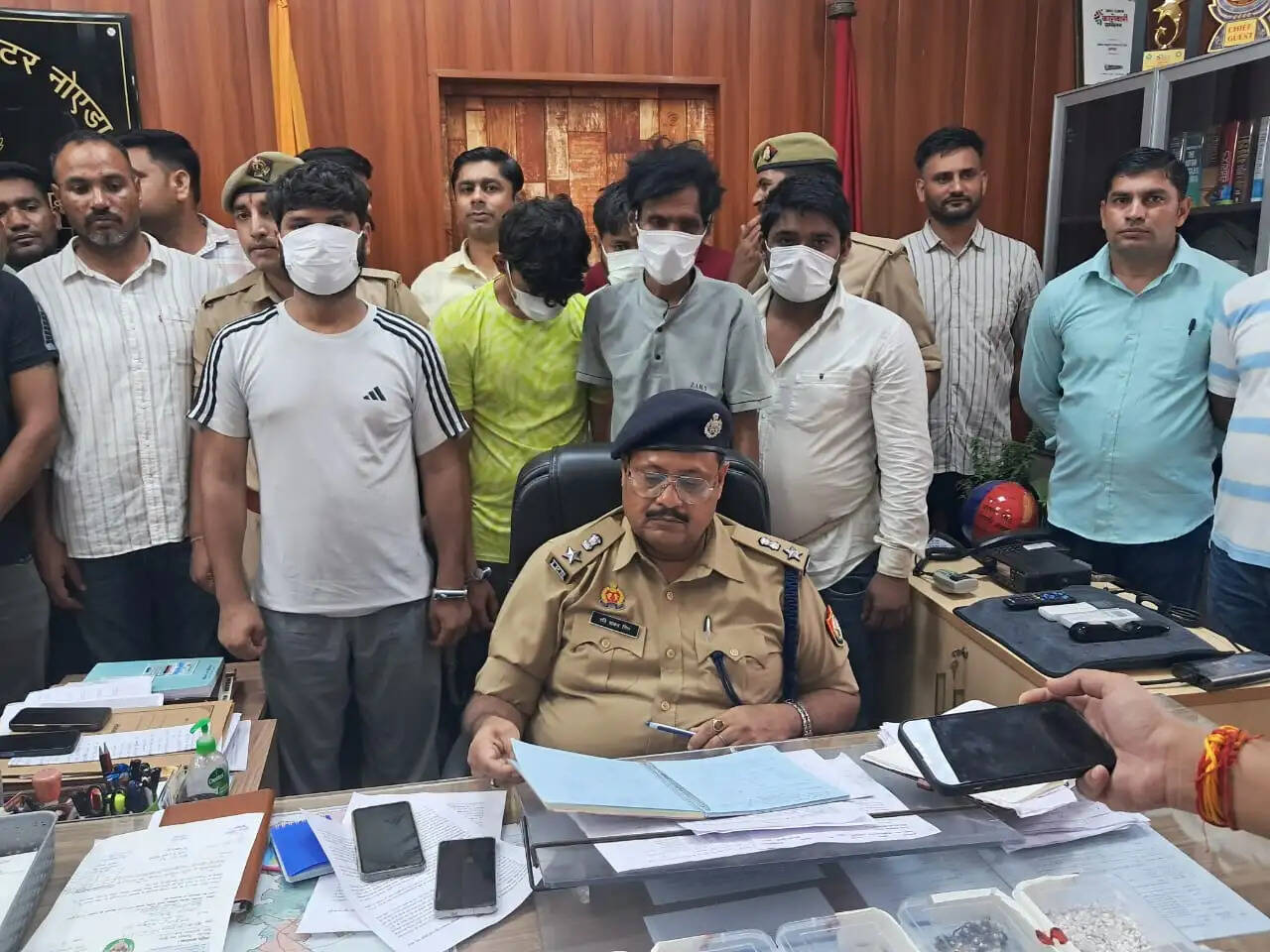 नोएडा में डेढ़ करोड़ रुपए की चांदी और सोने के जेवरात लूटने वाले पांच बदमाश गिरफ्तार
