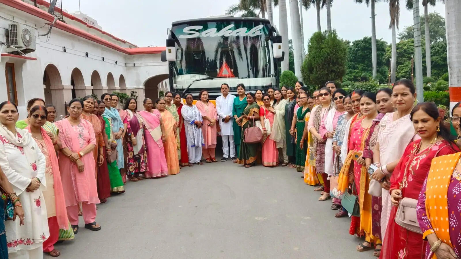 अयोध्या से मनगढ़ धाम के लिए रवाना हुईं भाजपा महिला मोर्चा की 200 महिलाएं