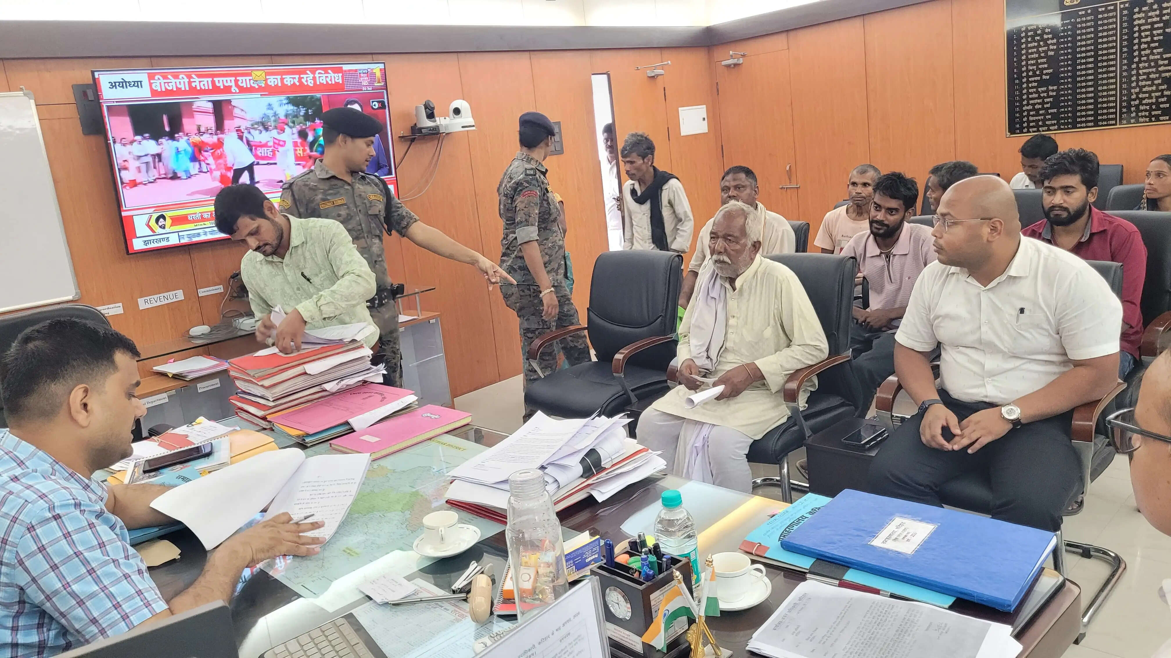 'सबका सम्मान-जीवन आसान' कार्यक्रम में डीएम ने सुनी 59 से अधिक समस्याएं, त्वरित निष्पादन के निर्देश