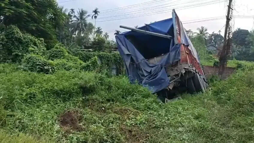 सड़क हादसे में एक व्यक्ति की मौत, दो घायल