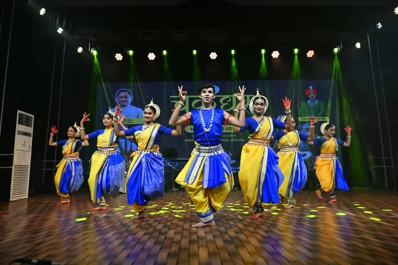 खैरागढ़ विश्वविद्यालय के कलाकारों ने चक्रधर समारोह में सजाया शास्त्रीय नृत्य का मंच