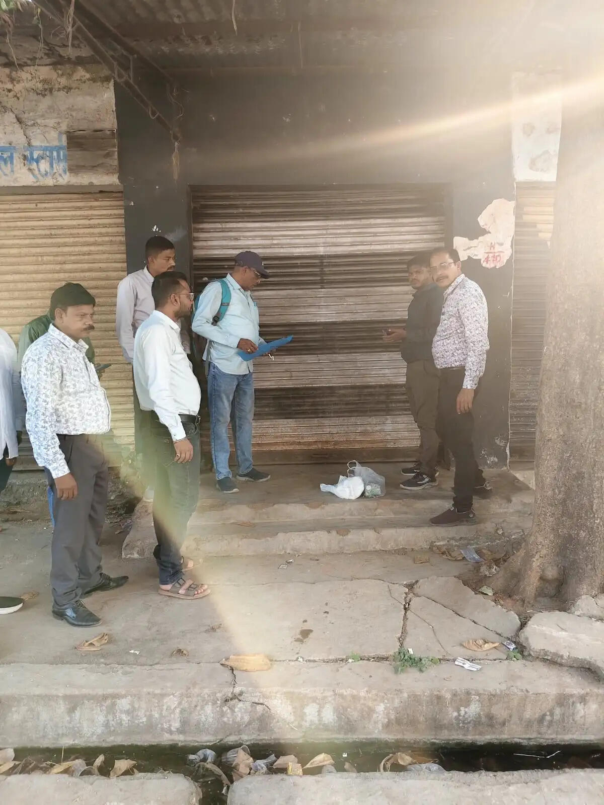 बकाया टैक्स नहीं चुकाने वाले चार दुकानों पर निगम ने लगाया ताला, तीन को मिली राहत