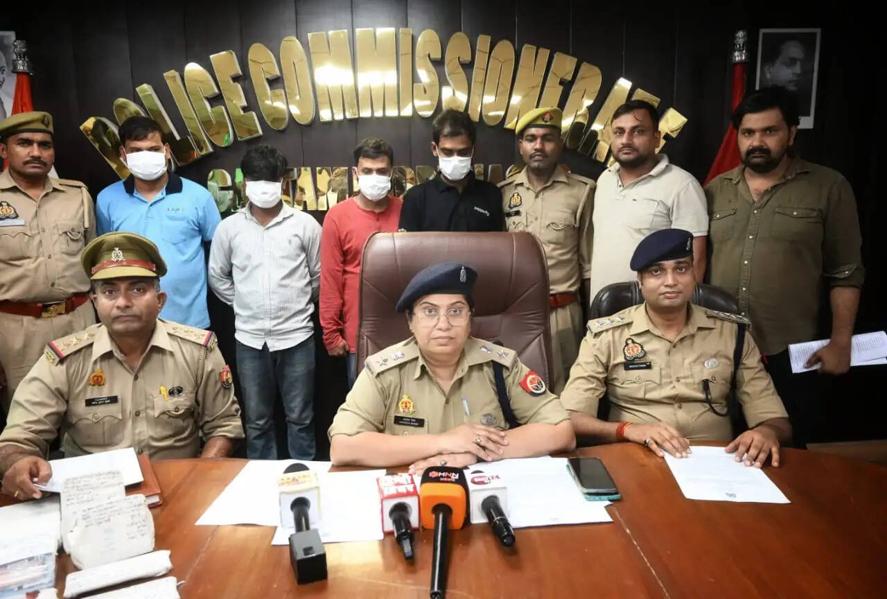 एयरलाइंस में नौकरी लगवाने के नाम पर ठगी करने वाले चार गिरफ्तार