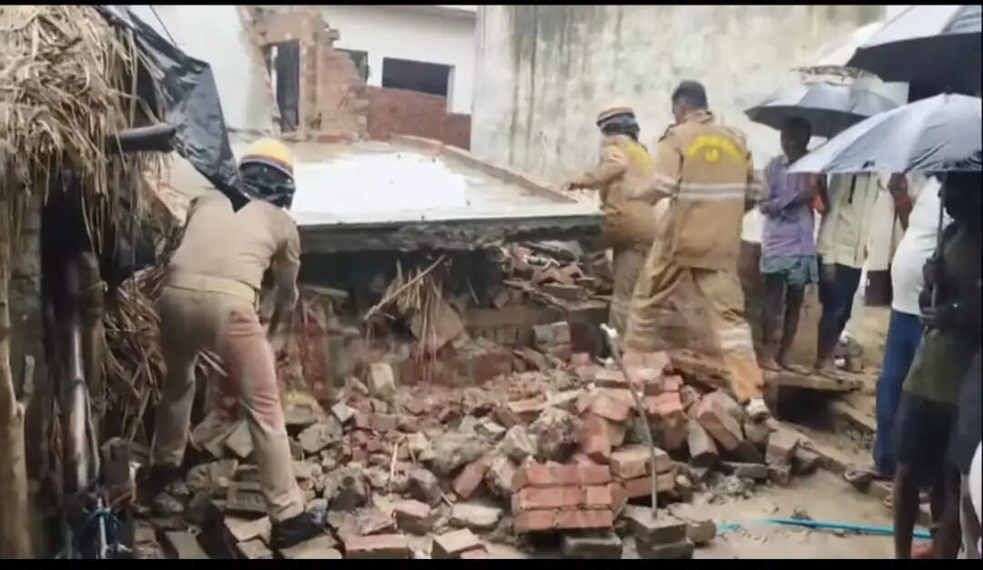 शाहजहांपुर में लिंटर गिरने से चाचा-भतीजे की मौत, महिला घायल