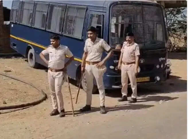 प्रेम-प्रसंग से भड़की हिंसा: युवक की हत्या के बाद टामटिया में आगजनी, 35 घर जले, हालात तनावपूर्ण