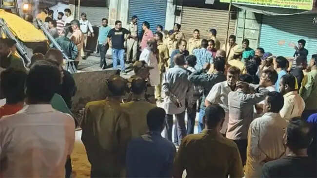 भूलेश्वर में भगवान गणेश की 22 फीट ऊंची प्रतिमा गिरने से 2 की मौत, 5 घायल