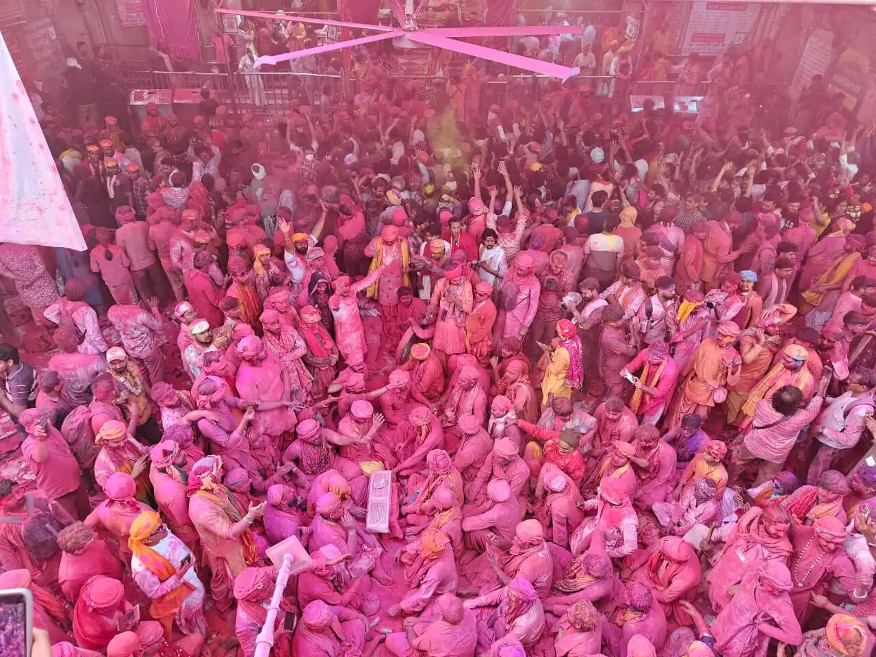 बरसाना में नंदगांव के हुरियारों पर बरसीं प्रेम पगी लाठियां, जयकाराें से गूंजा शहर