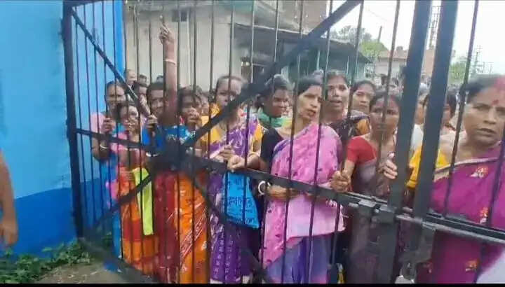 अन्नपूर्णा योजना की राशि नहीं मिलने पर बाराबनी बीडीओ कार्यालय में महिलाओं का प्रदर्शन