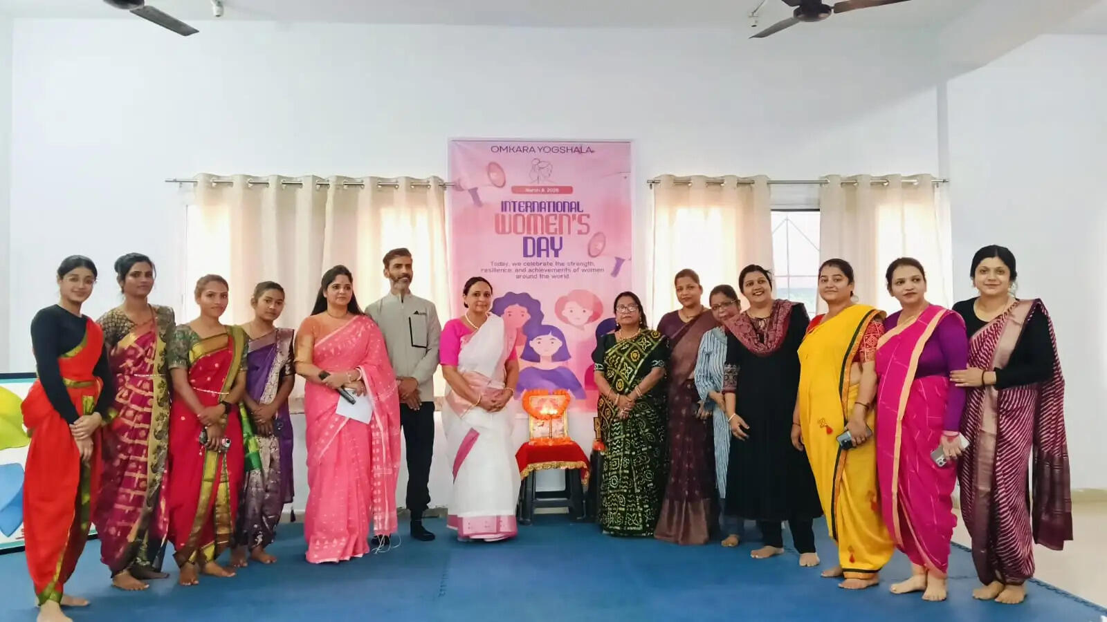 अंतरराष्ट्रीय महिला दिवस पर साड़ी में योग का प्रदर्शन, ओमकारा योगशाला में प्रतियोगिता आयोजित
