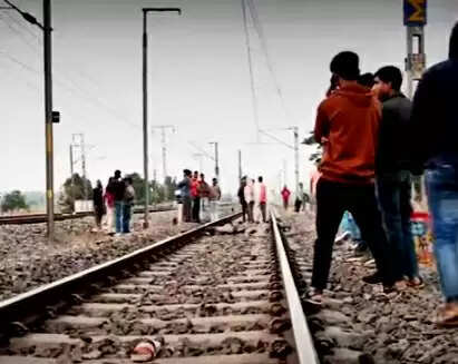 ट्रेन की चपेट में आने से युवक की मौत