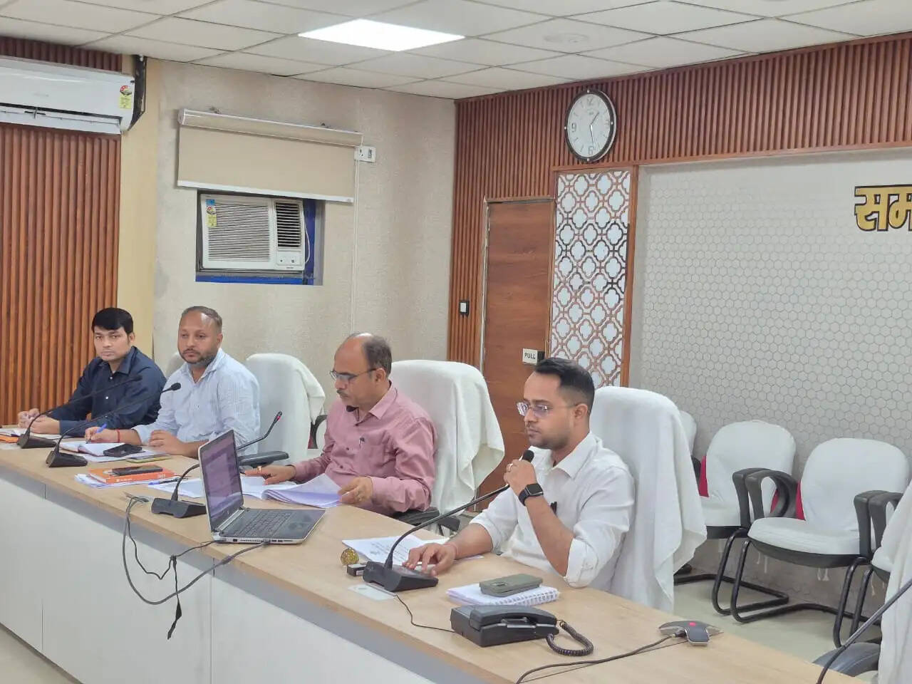 खाद्यान्न उठाव एवं वितरण को लेकर जिलाधिकारी ने की समीक्षा बैठक