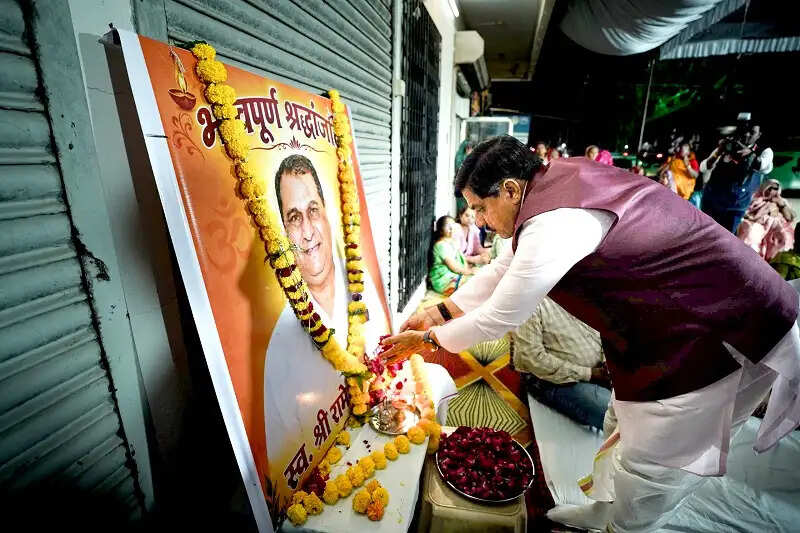 मप्रः मुख्यमंत्री ने स्व. रामेश्वर अखंड के निधन पर उनके निवास पहुँचकर श्रद्धांजलि अर्पित की