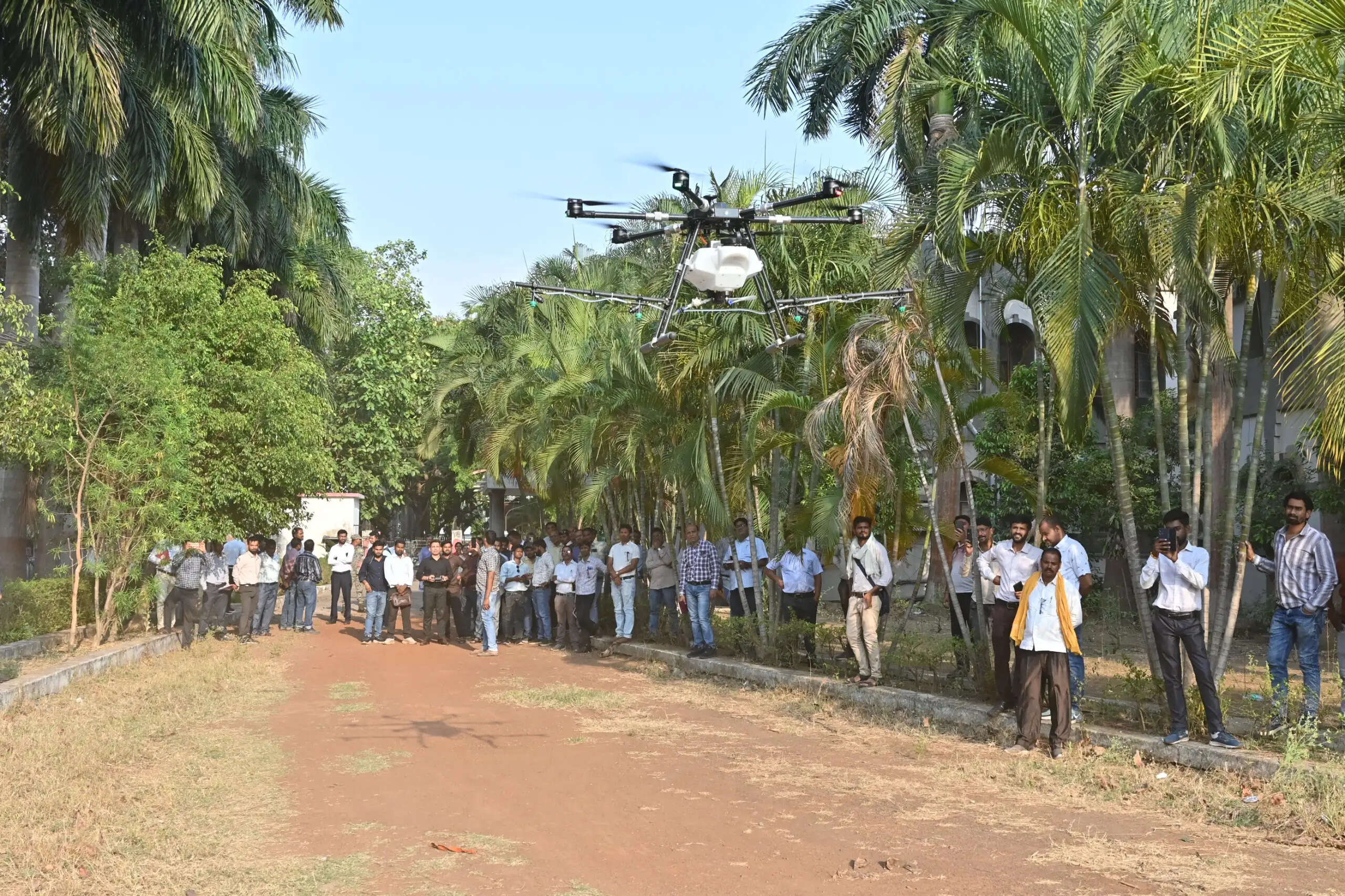 ड्रोन से बदलेगी खेती की तस्वीर, धमतरी में हाईटेक कृषि की शुरुआत