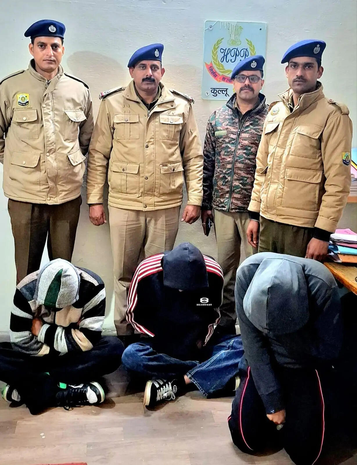 मणिकर्ण घाटी में 962 ग्राम चरस के साथ 3 गिरफ्तार