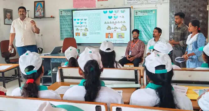 बीजापुर के पुनर्वासिताें को बैंकिंग एवं वित्तीय साक्षरता की दी गई जानकारी