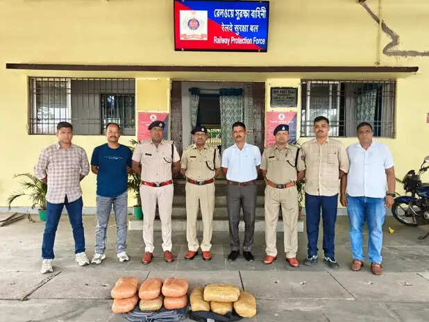 हिजली स्टेशन पर लावारिस बैगों से भारी मात्रा में गांजा बरामद