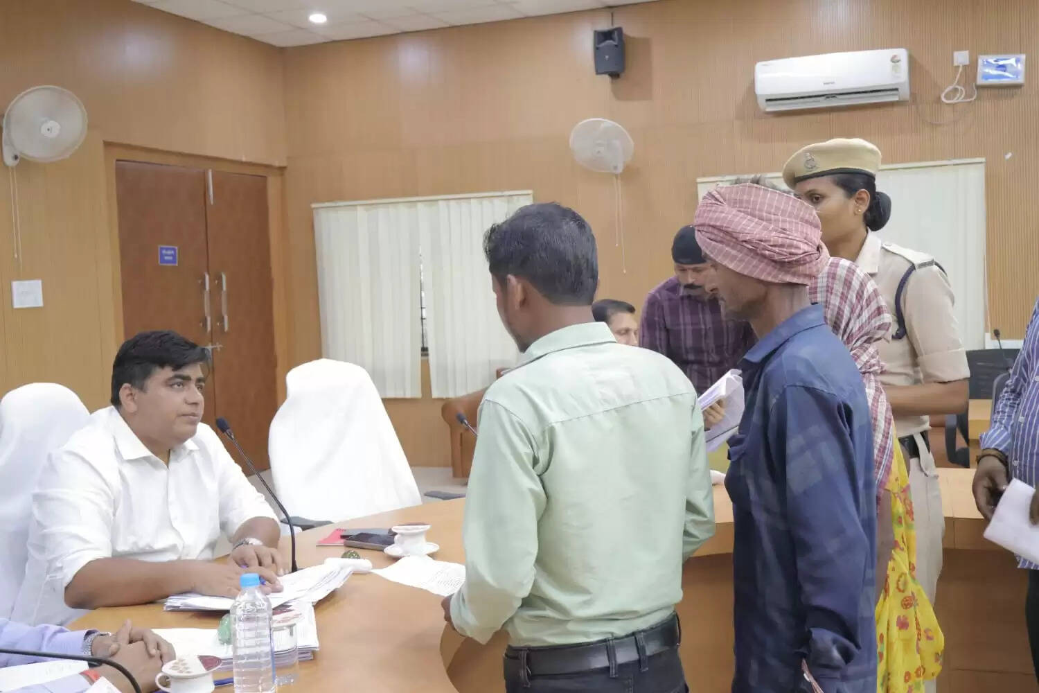 कोरबा : जनदर्शन में कलेक्टर ने सुनीं आमजन की समस्याएं, समयबद्ध निराकरण के निर्देश