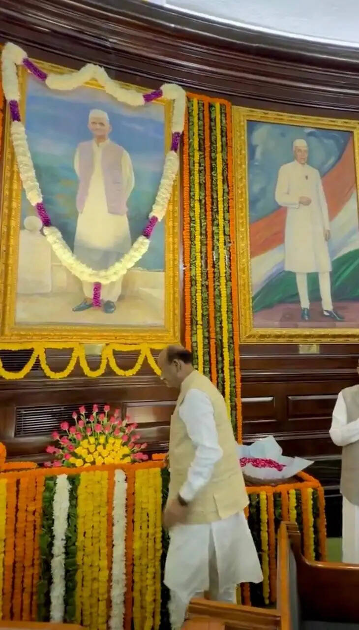 महात्मा गांधी और शास्त्री जयंती पर संविधान सदन में दी गई पुष्पांजलि