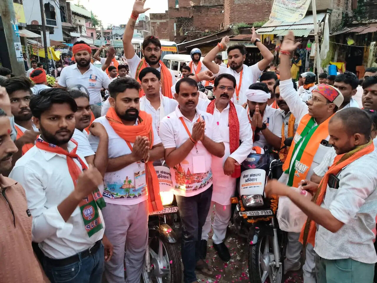 काशी-बड़नगर बाइक यात्रा पहुंची मीरजापुर, हलिया-ड्रमंडगंज में हुआ स्वागत