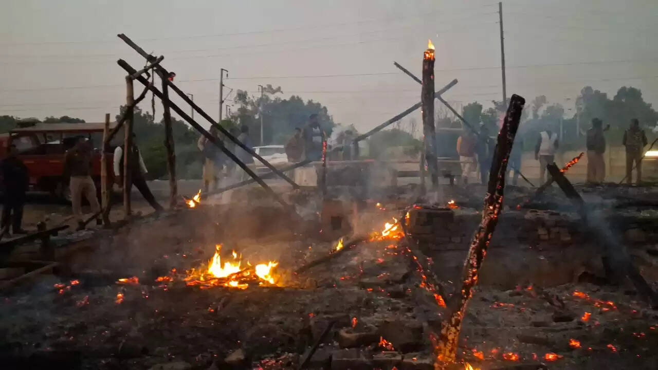 टोल प्लाजा के पास किराना दुकान में भीषण आग, लाखों का सामान जलकर खाक