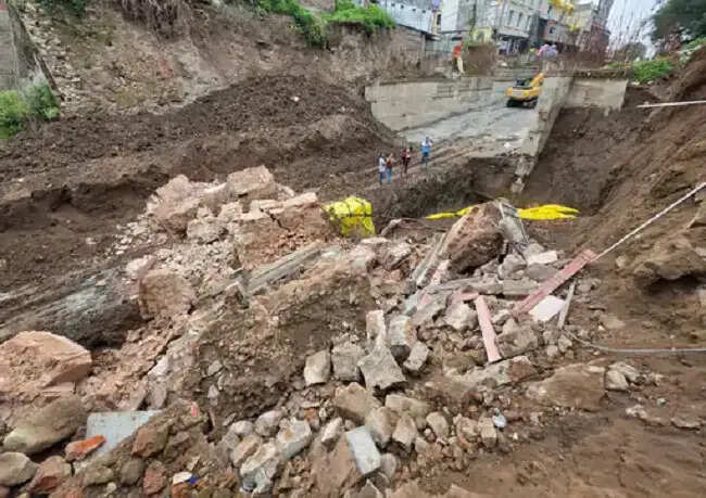 मप्र के उज्जैन में अचानक भरभराभर गिरा 14वीं सदी का ऐतिहासिक महाकाल द्वार