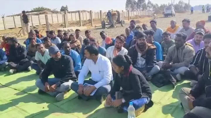 अनूपपुर: श्रमिकों के शोषण का आरोप लगा ग्रमीणों ने किया विरोध प्रदर्शन