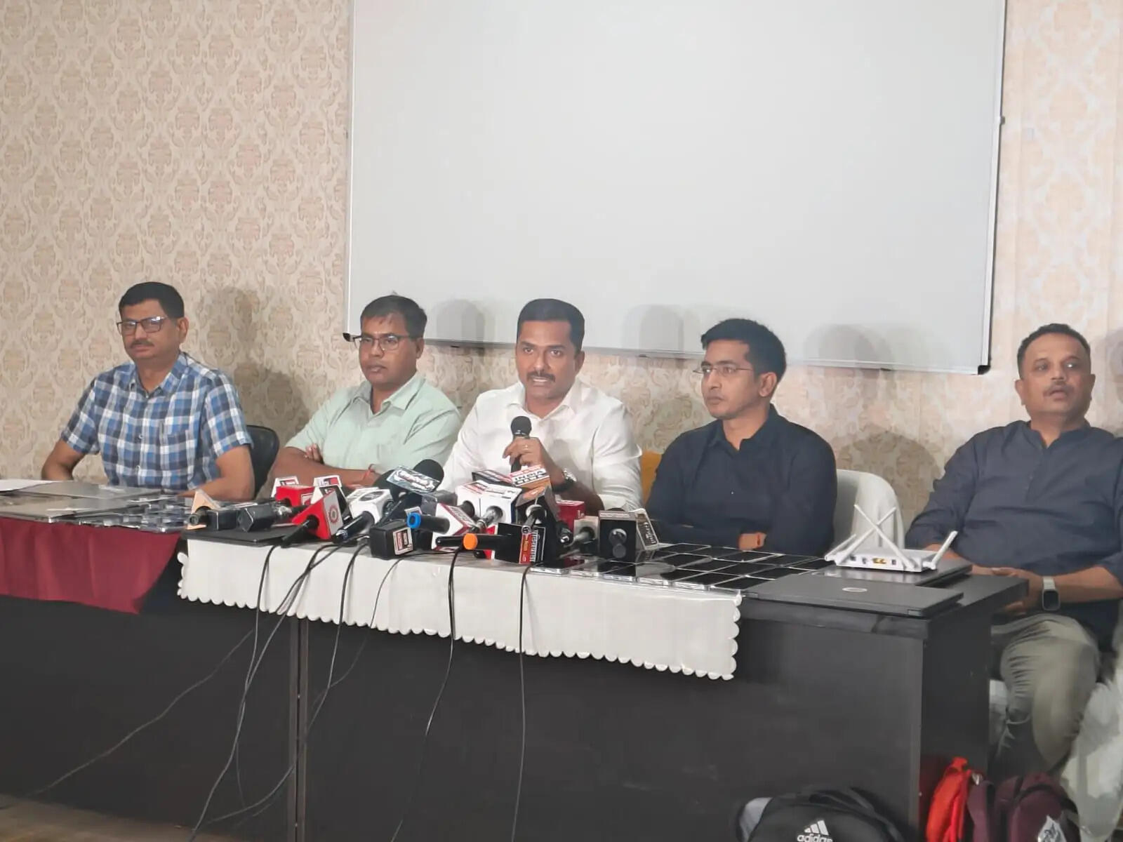 छग : सट्टा पैनल खिलाने के साथ-साथ&nbsp;पेमेंट गेट-वे पैनल चलाने वाले अंतर्राज्यीय गिरोह का पर्दाफाश, सात गिरफ्तार