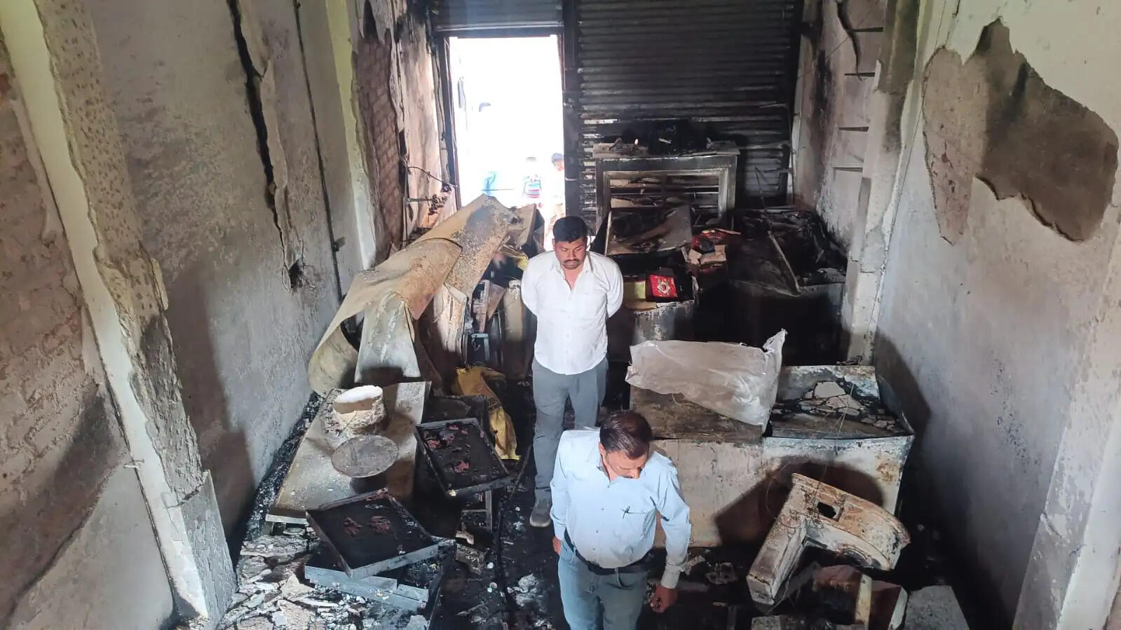 बेकरी में आग से लगने से लाखों का नुकसान