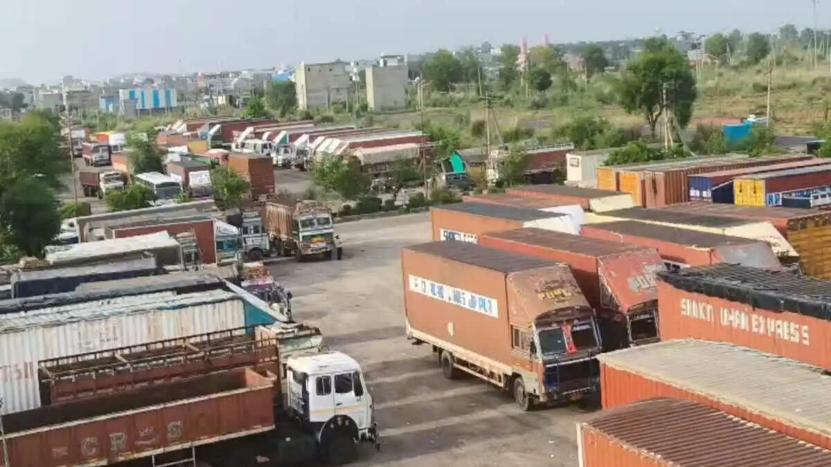 (अपडेट)&nbsp;वीएलटीडी और ई-डिटेक्शन चालान के विरोध में राजस्थान के ट्रांसपोर्टरों की अनिश्चितकालीन हड़ताल