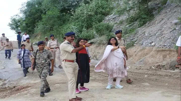 बिलौआ क्षेत्र में प्रतिबंधित की गई खदानों से किसी प्रकार का उत्खनन एवं परिवहन न हो: कलेक्टर