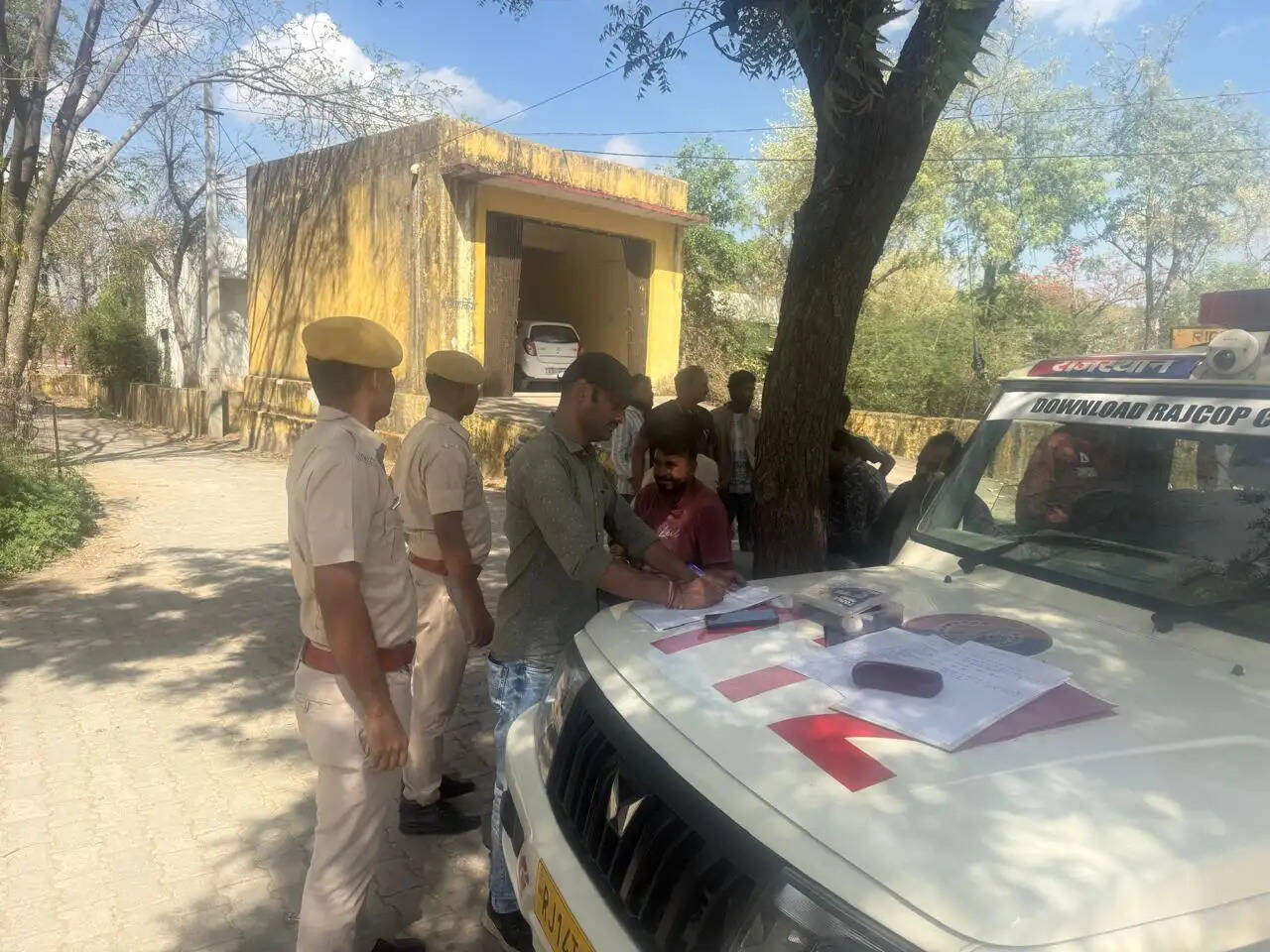 खूनी संघर्ष में बदला पारिवारिक विवाद, थाने रिपोर्ट देने जा रही महिला की कार से कुचल कर हत्या