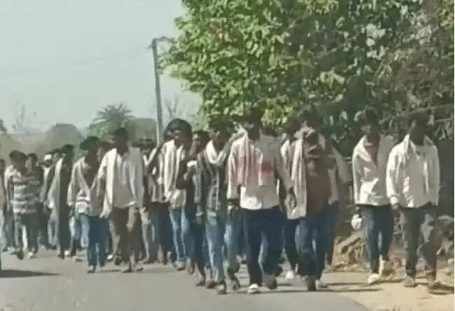 प्रेम-प्रसंग से भड़की हिंसा: युवक की हत्या के बाद टामटिया में आगजनी, 35 घर जले, हालात तनावपूर्ण