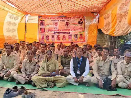 अनूपपुर: नियमितकरण सहित अन्यी मांगो को लेकर कोटवार संघ अनिश्चितकालीन हड़ताल पर