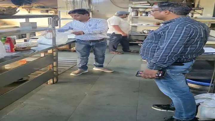 ग्वालियरः एक ही फ्रीजर में वेज और नॉनवेज मिलने पर होटल की किचन सील