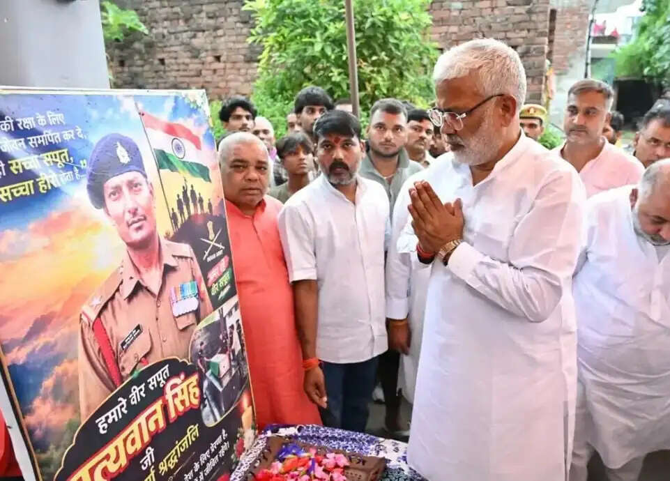 शहीद सूबेदार मेजर सत्यवान सिंह के शोकाकुल परिवार से मिले मंत्री और जनप्रतिनिधि, हर संभव मदद का भरोसा
