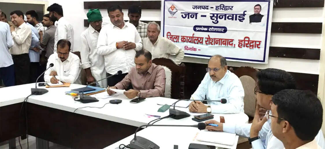 जिलाधिकारी की जनसुनवाई, 76 शिकायतें दर्ज, 34 का मौके पर निस्तारण